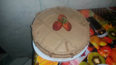 Bolo de chocolate com recheio de morango