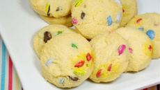 Biscoito de maisena com leite condensado colorido que derrete na boca