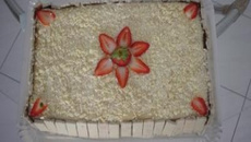 Bolo de morango com chocolate branco