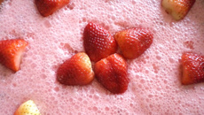 Pudim de Maria Mole com pedacinhos de morango