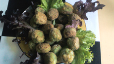 Bolinho de peixe com legumes