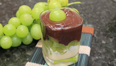 Bombom de uva na travessa