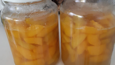 Mousse de pêssego em calda