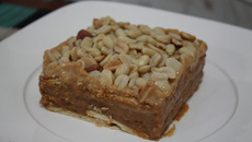 Pavê de doce de leite com coco e amendoim