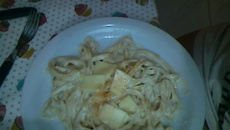 Macarrão com molho de requeijão e alho