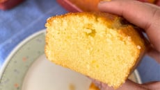 Bolo de laranja úmido e fofinho da vovó feito no liquidificador com a fruta inteira