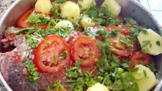 Corvina assada ao forno com vinho branco seco