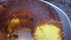 Bolo de fubá caramelizado