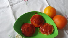 Ovos de micro-ondas gratinados ao molho de tomate