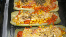 Abobrinha recheada de frango com queijo