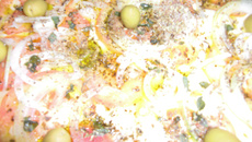 Escondidinho de pizza recheado com carne moída, presunto e queijo