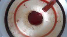 Manjar branco com calda de vinho