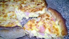 Torta aberta de presunto e queijo