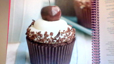 Cupcake de chocolate com chantilly e cereja