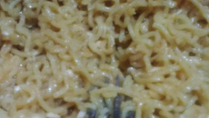 Macarrão instantâneo com queijo ao shoyu