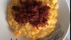 Risoto de abóbora com carne seca crocante