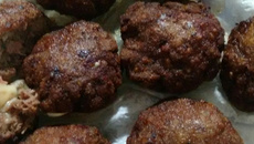 Bolinha de carne moída empanada