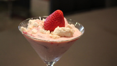 Merengue de morango com suspiro