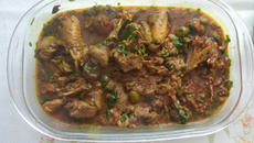 Galinha d'angola ao molho com azeitonas verdes