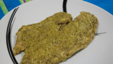 Filé de peixe assado ao molho pesto