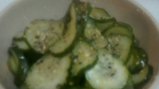 Salada de pepino com gergelim