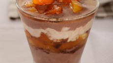 Sobremesa de creme de café e calda de damascos