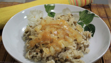Mjadra - arroz com lentilha à moda síria