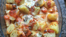 Linguiça de forno com batatas e queijo