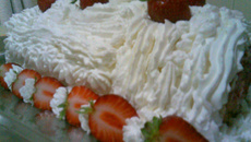 Rocambole de morango com chantilly