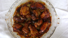 Coxas e sobrecoxas assadas no micro-ondas