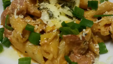 Penne com tirinhas de calabresa defumada ao molho branco e vermelho