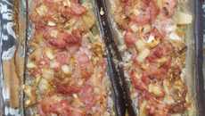 Berinjela recheada com linguiça coberta com queijo