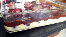 Bombom de uva na travessa