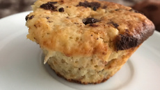 Muffin de banana com gotas de chocolate