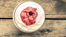 Sorvete de queijo com calda de goiabada