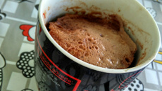 Bolo sem fermento e farinha na canecas