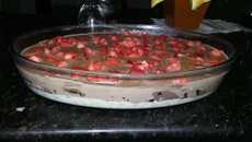 Sobremesa delícia de chocolate com morangos da tia Lany