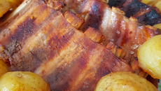 Costela de porco ao mel e sal grosso