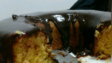 Bolo de milho com calda de chocolate