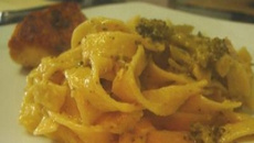 Fetuccini à carbonara com brócolis