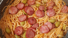 Macarrão com linguiça calabresa fresca