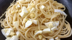 Massa alho e óleo com ovos cozidos