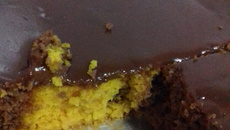 Bolo de cenoura mesclado com chocolate
