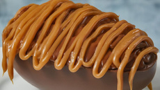 Ovo de chocolate recheado com paletas e coberto com calda de caramelo salgado