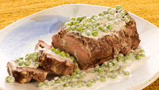 Assado com molho de cebola e ervilhas