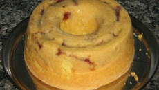 Bolo de fuba com doce de goiabada