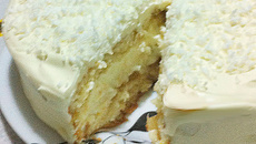 Bolo de abacaxi com coco