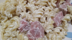 Macarrão parafuso cremoso com mortadela