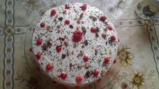 Bolo de chantilly com recheio de ameixa