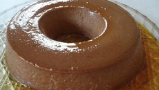 Pudim de chocolate com calda